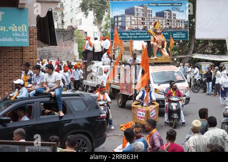 Rajkot, India. 7 settembre 2023. I devoti si divertono a Krishna Janmotsav al Sadar Bazar Harihar Chowk a Rajkot. Crediti: Nasirkhan Davi/Alamy Live News Foto Stock