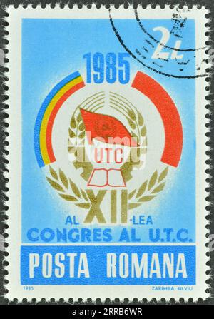 Francobollo cancellato stampato dalla Romania, che promuove il Congresso dell'Unione Giovanile Comunista (UTC), intorno al 1985. Foto Stock