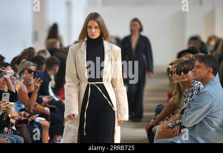 210904 -- PRAGA, 4 settembre 2021 -- Un modello presenta una creazione di LAFORMELA durante la Mercedes-Benz Prague Fashion Week a Praga, Repubblica Ceca, il 4 settembre 2021. La Mercedes-Benz Prague Fashion Week SS22 ha dato il via qui sabato. Foto di /Xinhua REPUBBLICA CECA-PRAGA-SETTIMANA DELLA MODA DanaxKesnerova PUBLICATIONxNOTxINxCHN Foto Stock