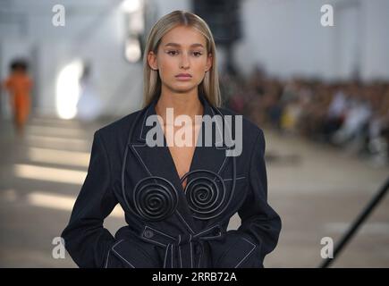 210904 -- PRAGA, 4 settembre 2021 -- Un modello presenta una creazione di Michael Kovacik durante la Mercedes-Benz Prague Fashion Week a Praga, Repubblica Ceca, il 4 settembre 2021. La Mercedes-Benz Prague Fashion Week SS22 ha dato il via qui sabato. Foto di /Xinhua REPUBBLICA CECA-PRAGA-SETTIMANA DELLA MODA DanaxKesnerova PUBLICATIONxNOTxINxCHN Foto Stock