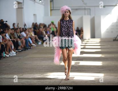 210904 -- PRAGA, 4 settembre 2021 -- Un modello presenta una creazione di Vanda Janda durante la Mercedes-Benz Prague Fashion Week a Praga, Repubblica Ceca, il 4 settembre 2021. La Mercedes-Benz Prague Fashion Week SS22 ha dato il via qui sabato. Foto di /Xinhua REPUBBLICA CECA-PRAGA-SETTIMANA DELLA MODA DanaxKesnerova PUBLICATIONxNOTxINxCHN Foto Stock