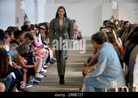 210904 -- PRAGA, 4 settembre 2021 -- Un modello presenta una creazione di LAFORMELA durante la Mercedes-Benz Prague Fashion Week a Praga, Repubblica Ceca, il 4 settembre 2021. La Mercedes-Benz Prague Fashion Week SS22 ha dato il via qui sabato. Foto di /Xinhua REPUBBLICA CECA-PRAGA-SETTIMANA DELLA MODA DanaxKesnerova PUBLICATIONxNOTxINxCHN Foto Stock