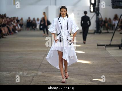 210904 -- PRAGA, 4 settembre 2021 -- Un modello presenta una creazione di Michael Kovacik durante la Mercedes-Benz Prague Fashion Week a Praga, Repubblica Ceca, il 4 settembre 2021. La Mercedes-Benz Prague Fashion Week SS22 ha dato il via qui sabato. Foto di /Xinhua REPUBBLICA CECA-PRAGA-SETTIMANA DELLA MODA DanaxKesnerova PUBLICATIONxNOTxINxCHN Foto Stock