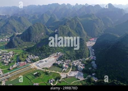 210905 -- DU AN, 5 settembre 2021 -- foto aerea scattata il 1 settembre 2021 mostra una superstrada in costruzione nella contea autonoma di Du An Yao, nella regione autonoma di Guangxi Zhuang, nella Cina meridionale. Du An è conosciuto come il regno roccioso in quanto il 89% della sua regione amministrativa è coperto da montagne carsiche. Infrastrutture di trasporto scarse hanno bloccato le persone dall'esterno e intrappolato gli abitanti delle montagne in condizioni di estrema povertà per generazioni. Negli ultimi anni, Du An ha investito molto nel miglioramento delle strade nelle aree rurali. La contea ha visto una rete stradale ampliata. Mentre la Cina avanza Foto Stock