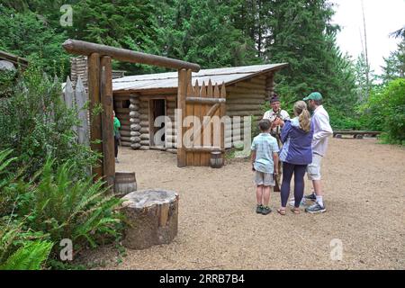 I ranger del parco a Fort Clatsop, sito storico nazionale Lewis e Clark, ad Astoria, Oregon, tengono conferenze ai visitatori sul viaggio alla scoperta e sul luogo Foto Stock