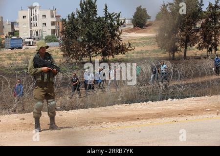 210906 -- JENIN, 6 settembre 2021 -- un soldato israeliano è di guardia nella città di Jenin, 6 settembre 2021. Sei prigionieri palestinesi sono fuggiti da una prigione in Israele lunedì, provocando una massiccia caccia all'uomo, hanno detto le autorità israeliane. La rarissima evasione ha avuto luogo durante la notte nel Penitenziario di Gilboa, una prigione di alta sicurezza per i prigionieri palestinesi nel nord di Israele, ha dichiarato la polizia in una dichiarazione. Foto di /Xinhua MIDEAST-JENIN-MILITARY NidalxEshtayeh PUBLICATIONxNOTxINxCHN Foto Stock