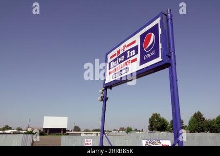 Uno dei pochi cinema all'aperto d'America, il M&F Drive in, ancora in funzione, a la grande, Oregon. Foto Stock