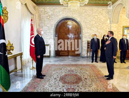 210909 -- TUNISI, 9 settembre 2021 -- il presidente tunisino Kais Saied 1st L incontra il primo ministro libico Abdul Hamid Dbeibah R, fronte a Tunisi, Tunisia, il 9 settembre 2021. Giovedì il presidente tunisino Kais Saied ha discusso le relazioni bilaterali con il primo ministro libico in visita Abdul Hamid Dbeibah, annunciato in una dichiarazione. /Handout via Xinhua TUNISIA-TUNISI-PRESIDENT-LIBYA-PM-MEETING TunisianxPresidency PUBLICATIONxNOTxINxCHN Foto Stock