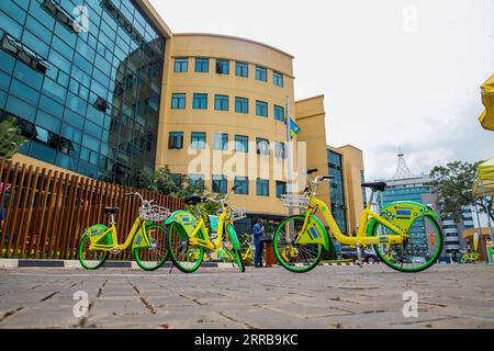 210909 -- KIGALI, 9 settembre 2021 -- biciclette condivise sono visibili al municipio di Kigali, in Ruanda, il 9 settembre 2021. Giovedì Kigali ha lanciato un programma di trasporto per la condivisione di biciclette nell'ambito degli sforzi del Ruanda volti a promuovere la mobilità verde, soprattutto nelle aree urbane. Foto di /Xinhua RWANDA-KIGALI-BIKE-SHARING SCHEME-GREEN MOBILITY CyrilxNdegeya PUBLICATIONxNOTxINxCHN Foto Stock