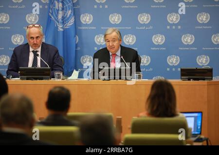 210910 -- NAZIONI UNITE, 10 settembre 2021 -- il Segretario generale delle Nazioni Unite Antonio Guterres R, Rear parla ai giornalisti dopo aver lanciato la nostra agenda comune presso la sede delle Nazioni Unite a New York, il 10 settembre 2021. Venerdì Guterres ha lanciato la nostra agenda comune, una nuova relazione di riferimento, che illustra la sua visione per il futuro della cooperazione globale e introduce l'era delle Nazioni Unite 2,0 caratterizzata dal multilateralismo con i denti. SEGRETARIO GENERALE DELLE NAZIONI UNITE - LA NOSTRA AGENDA COMUNE - LANCIARE XIEXE PUBLICATIONXNOTXINXCHN Foto Stock