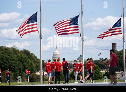 210911 -- WASHINGTON, 11 settembre 2021 -- le bandiere nazionali degli Stati Uniti sventolano a mezz'asta al Washington Monument per commemorare il ventesimo anniversario degli attacchi del 9/11 a Washington, D.C., negli Stati Uniti, l'11 settembre 2021. U.S.-WASHINGTON, D.C.-9/11ATTACKS-20TH ANNIVERSARY LIUXJIE PUBLICATIONXNOTXINXCHN Foto Stock