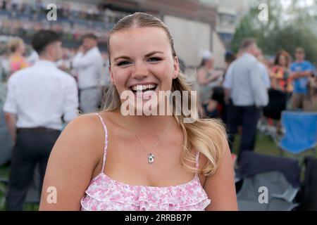 Ritratto sincero di una bella donna in abiti alla moda si gode il Ladies Day alle gare di Beverley, Regno Unito. Foto Stock