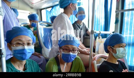 210912 -- XIANYOU, 12 settembre 2021 -- il personale medico è in viaggio verso la contea di Xianyou nella provincia del Fujian della Cina orientale, 12 settembre 2021. La contea di Xianyou, nella provincia del Fujian della Cina orientale, ha classificato Fengting Town come zona ad alto rischio di COVID-19 dopo la segnalazione di nuove infezioni locali. Dal 10 settembre, Fujian ha riportato 21 casi confermati di COVID-19 trasmessi localmente, per lo più nella contea di Xianyou. CHINA-FUJIAN-XIANYOU-COVID-19-CONTROL WeixPeiquan PUBLICATIONxNOTxINxCHN Foto Stock