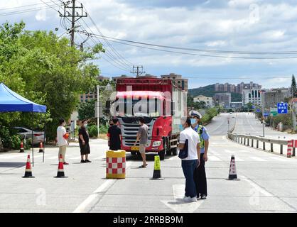 210912 -- XIANYOU, 12 settembre 2021 -- Un camion si ferma in un posto di blocco su una strada nella contea di Xianyou, Putian City, nella provincia del Fujian della Cina orientale, 12 settembre 2021. La contea di Xianyou, nella provincia del Fujian della Cina orientale, ha classificato Fengting Town come zona ad alto rischio di COVID-19 dopo la segnalazione di nuove infezioni locali. Dal 10 settembre, Fujian ha riportato 21 casi confermati di COVID-19 trasmessi localmente, per lo più nella contea di Xianyou. CHINA-FUJIAN-XIANYOU-COVID-19-CONTROL WeixPeiquan PUBLICATIONxNOTxINxCHN Foto Stock