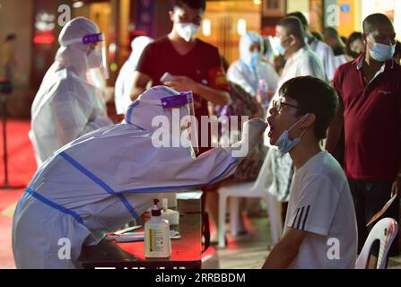 210912 -- XIANYOU, 12 settembre 2021 -- Un operatore sanitario raccoglie un campione di tampone da un residente per il test COVID-19 nella contea di Xianyou, Putian City, provincia del Fujian della Cina orientale, 12 settembre 2021. La contea di Xianyou ha classificato Fengting Town come zona ad alto rischio di COVID-19 dopo la segnalazione di nuove infezioni locali. CHINA-FUJIAN-XIANYOU-COVID-19-CONTROL CN WEIXPEIQUAN PUBLICATIONXNOTXINXCHN Foto Stock