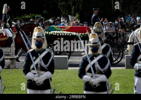 210913 -- LISBONA, 13 settembre 2021 -- Una carrozza trainata da cavalli che porta la bara dell'ex presidente portoghese Jorge Sampaio arriva al monastero di Jeronimos a Lisbona, in Portogallo, 12 settembre 2021. Foto di /Xinhua PORTUGAL-LISBONA-EX PRESIDENTE-FUNERALE PetroxFiuza PUBLICATIONxNOTxINxCHN Foto Stock