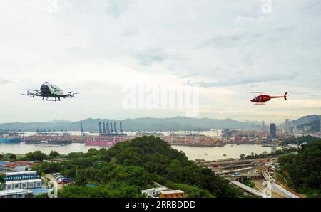 210916 -- SHENZHEN, 16 settembre 2021 -- foto aerea scattata il 14 settembre 2021 mostra i voli dimostrativi di un elicottero Bell 206 R da HELI-EASTERN, un vettore di aviazione generale a bassa quota e fornitore di servizi di elicotteri, e un veicolo aereo autonomo per passeggeri AAV di EHang, una società leader nella piattaforma tecnologica AAV, in uno spazio aereo integrato a Shenzhen, nella provincia del Guangdong nel sud della Cina. EHang e HELI-EASTERN hanno tenuto una conferenza stampa congiunta mercoledì sulla costruzione di un progetto pilota incentrato sullo spazio aereo integrato per le operazioni di mobilità aerea urbana nella grande baia di Guangdong-Hong Kong-Macao A. Foto Stock