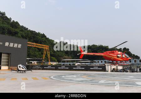 210916 -- SHENZHEN, 16 settembre 2021 -- un elicottero Bell 206 R di HELI-EASTERN, un vettore di aviazione generale a bassa quota e fornitore di servizi di elicotteri, e un veicolo aereo autonomo per passeggeri AAV di EHang, una società leader nella piattaforma tecnologica AAV, decollano per voli dimostrativi a Shenzhen, nella provincia del Guangdong della Cina meridionale, 15 settembre 2021. EHang e HELI-EASTERN hanno tenuto una conferenza stampa congiunta mercoledì sulla costruzione di un progetto pilota incentrato sullo spazio aereo integrato per le operazioni di mobilità aerea urbana nella Greater Bay area di Guangdong-Hong Kong-Macao. CHINA-SHENZHEN-DEMO FLIGHTS-AAV CN MAOXSI Foto Stock