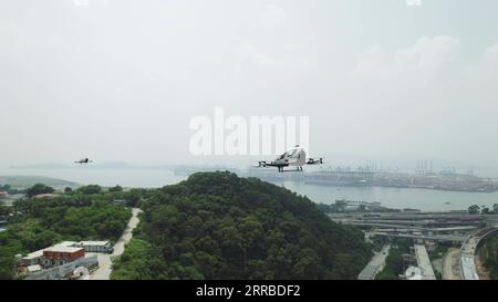 210916 -- SHENZHEN, 16 settembre 2021 -- foto aerea scattata il 14 settembre 2021 mostra i voli dimostrativi di due veicoli aerei autonomi di classe passeggeri AAV di EHang, una società leader nella piattaforma tecnologica AAV, in uno spazio aereo integrato a Shenzhen, nella provincia del Guangdong nel sud della Cina. EHang e HELI-EASTERN hanno tenuto una conferenza stampa congiunta mercoledì sulla costruzione di un progetto pilota incentrato sullo spazio aereo integrato per le operazioni di mobilità aerea urbana nella Greater Bay area di Guangdong-Hong Kong-Macao. CHINA-SHENZHEN-DEMO FLIGHTS-AAV CN MAOXSIQIAN PUBLICATIONXNOTXINXCHN Foto Stock