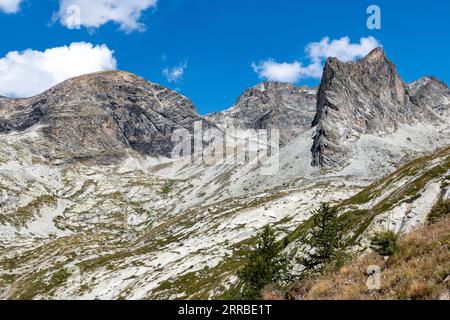 Le cime rocciose delle montagne sullo sfondo blu del cielo Foto Stock