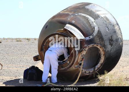 News Themen der Woche KW37 News Bilder des Tages News Bilder des Tages 210917 -- SITO DI ATTERRAGGIO DONGFENG, 17 settembre 2021 -- la capsula di ritorno dell'astronave con equipaggio Shenzhou-12 atterra con successo nel sito di atterraggio Dongfeng nella regione autonoma della Mongolia interna della Cina settentrionale il 17 settembre 2021. EyesonSci CHINA-SHENZHOU-12-RETURN CN JuxZhenhua PUBLICATIONxNOTxINxCHN Foto Stock