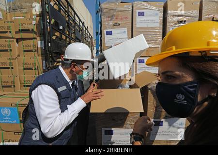 210917 -- BEIRUT, 17 settembre 2021 -- Direttore generale dell'Organizzazione Mondiale della Sanità CHE Tedros Adhanom Ghebreyesus L controlla le attrezzature mediche dedicate al Libano a Beirut, Libano, il 17 settembre 2021. Tedros Adhanom Ghebreyesus ha detto venerdì che l'OMS invierà un team di esperti per aiutare il Libano a identificare i problemi nel suo settore sanitario e a elaborare un piano strategico per le riforme. LIBANO-BEIRUT-OMS-ESPERTI-ASSISTENZA SANITARIA BILALXJAWICH PUBLICATIONXNOTXINXCHN Foto Stock