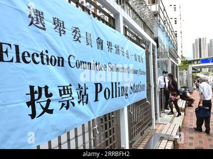 210919 -- HONG KONG, 19 settembre 2021 -- la foto scattata il 19 settembre 2021 mostra un seggio elettorale a Tsuen Wan di Hong Kong, Cina meridionale. Le elezioni ordinarie del sottosettore del Comitato elettorale del 2021 nella regione amministrativa speciale di Hong Kong (HKSAR) sono iniziate domenica mattina, la prima elezione dopo i miglioramenti apportati al sistema elettorale di Hong Kong all'inizio di quest'anno. TO GO WITH HKSAR inizia le prime elezioni dopo i miglioramenti al sistema elettorale CINA-HONG KONG-ELEZIONE CN LoxPingxFai PUBLICATIONxNOTxINxCHN Foto Stock