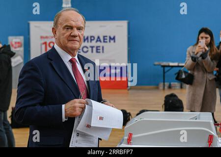 Bilder des Jahres 2021, News 09 settembre News Themen der Woche KW37 News Bilder des Tages 210919 -- MOSCA, 19 settembre 2021 -- Gennady Zyuganov, presidente del Comitato centrale del Partito Comunista della Federazione Russa, vota durante le elezioni della Duma di Stato a Mosca, in Russia, 19 settembre 2021. La Russia tiene le elezioni per i deputati della Duma di Stato, o camera bassa del parlamento, dal 17 al 19 settembre. RUSSIA-MOSCA-DUMA-ELEZIONI EvgenyxSinitsyn PUBLICATIONxNOTxINxCHN Foto Stock