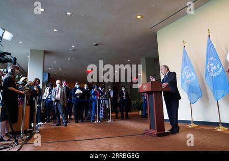 210920 -- NAZIONI UNITE, 20 settembre 2021 -- il Segretario generale delle Nazioni Unite Antonio Guterres 1st R parla ai giornalisti in seguito alla chiusura della informale Leaders Roundtable on Climate Action presso la sede delle Nazioni Unite a New York, il 20 settembre 2021. Guterres lunedì ha esortato i paesi ricchi a consegnare i 100 miliardi di dollari all'anno promessi per l'azione per il clima nei paesi in via di sviluppo. TAVOLA ROTONDA DEI LEADER INFORMALI UN-GUTERRES SULL'AZIONE PER IL CLIMA WANGXYING PUBLICATIONXNOTXINXCHN Foto Stock