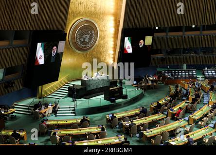 News Bilder des Tages 210921 -- NAZIONI UNITE, 21 settembre 2021 -- il presidente iraniano Ebrahim Raisi sugli schermi parla da remoto durante il dibattito generale della 76a sessione dell'Assemblea generale delle Nazioni Unite presso la sede delle Nazioni Unite a New York, il 21 settembre 2021. Raisi ha detto martedì che il suo paese non si fida delle promesse fatte dal governo degli Stati Uniti, pur notando che cerca un'interazione efficace con tutti i paesi del mondo. ASSEMBLEA GENERALE delle Nazioni Unite - DIBATTITO GENERALE WangxYing PUBLICATIONxNOTxINxCHN Foto Stock