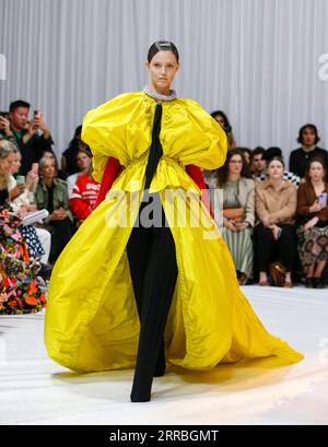 Entertainment Bilder des Tages 210922 -- LONDRA, 22 settembre 2021 -- Un modello presenta una creazione di Richard Quinn durante la London Fashion Week a Londra, in Gran Bretagna, il 21 settembre 2021. BRITAIN-LONDON FASHION WEEK-RICHARD QUINN HANXYAN PUBLICATIONXNOTXINXCHN Foto Stock