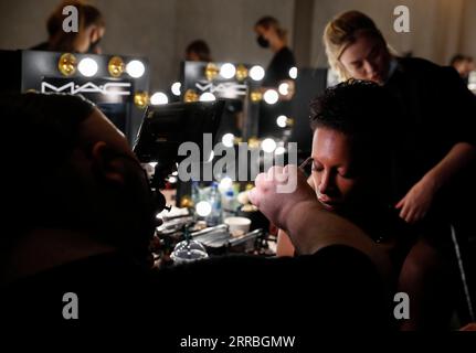 210922 -- LONDRA, 22 settembre 2021 -- Una modella è vista dietro le quinte davanti allo show di Richard Quinn durante la London Fashion Week a Londra, in Gran Bretagna, 21 settembre 2021. BRITAIN-LONDON FASHION WEEK-RICHARD QUINN-BACKSTAGE HANXYAN PUBLICATIONXNOTXINXCHN Foto Stock