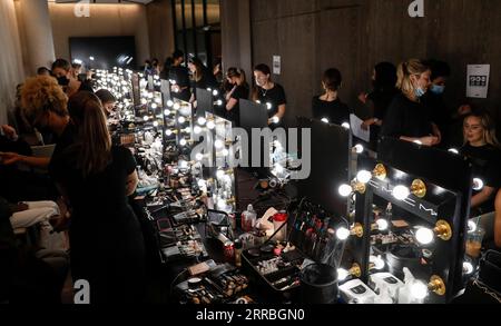 210922 -- LONDRA, 22 settembre 2021 -- le modelle sono viste dietro le quinte prima dello show di Richard Quinn durante la London Fashion Week a Londra, in Gran Bretagna, 21 settembre 2021. BRITAIN-LONDON FASHION WEEK-RICHARD QUINN-BACKSTAGE HANXYAN PUBLICATIONXNOTXINXCHN Foto Stock