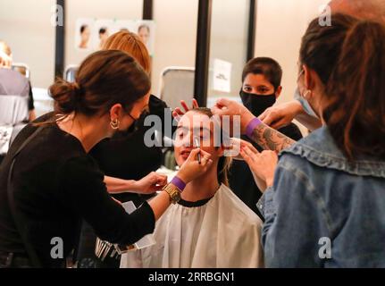 210922 -- LONDRA, 22 settembre 2021 -- Una modella è vista dietro le quinte davanti allo show di Richard Quinn durante la London Fashion Week a Londra, in Gran Bretagna, 21 settembre 2021. BRITAIN-LONDON FASHION WEEK-RICHARD QUINN-BACKSTAGE HANXYAN PUBLICATIONXNOTXINXCHN Foto Stock