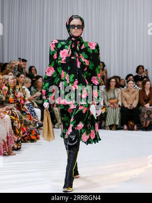 210922 -- LONDRA, 22 settembre 2021 -- Un modello presenta una creazione di Richard Quinn durante la London Fashion Week a Londra, in Gran Bretagna, il 21 settembre 2021. BRITAIN-LONDON FASHION WEEK-RICHARD QUINN HANXYAN PUBLICATIONXNOTXINXCHN Foto Stock