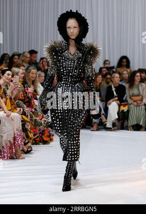 210922 -- LONDRA, 22 settembre 2021 -- Un modello presenta una creazione di Richard Quinn durante la London Fashion Week a Londra, in Gran Bretagna, il 21 settembre 2021. BRITAIN-LONDON FASHION WEEK-RICHARD QUINN HANXYAN PUBLICATIONXNOTXINXCHN Foto Stock