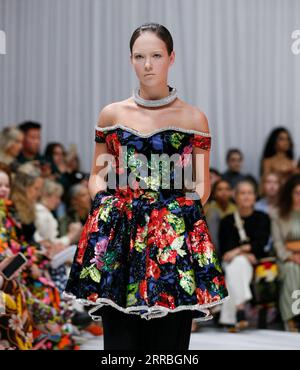 210922 -- LONDRA, 22 settembre 2021 -- Un modello presenta una creazione di Richard Quinn durante la London Fashion Week a Londra, in Gran Bretagna, il 21 settembre 2021. BRITAIN-LONDON FASHION WEEK-RICHARD QUINN HANXYAN PUBLICATIONXNOTXINXCHN Foto Stock