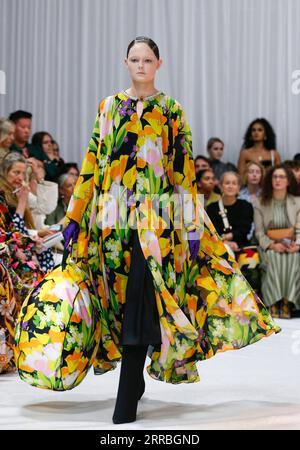 210922 -- LONDRA, 22 settembre 2021 -- Un modello presenta una creazione di Richard Quinn durante la London Fashion Week a Londra, in Gran Bretagna, il 21 settembre 2021. BRITAIN-LONDON FASHION WEEK-RICHARD QUINN HANXYAN PUBLICATIONXNOTXINXCHN Foto Stock