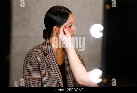 210922 -- LONDRA, 22 settembre 2021 -- Una modella è vista dietro le quinte davanti allo show di Richard Quinn durante la London Fashion Week a Londra, in Gran Bretagna, 21 settembre 2021. BRITAIN-LONDON FASHION WEEK-RICHARD QUINN-BACKSTAGE HANXYAN PUBLICATIONXNOTXINXCHN Foto Stock