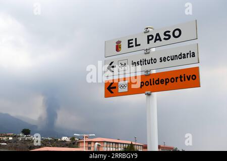 210922 -- LA PALMA SPAGNA, 22 settembre 2021 -- foto scattata il 21 settembre 2021 mostra l'eruzione del vulcano Cumbre Vieja sull'isola di la Palma nelle Isole Canarie, Spagna. L'eruzione del vulcano Cumbre Vieja dovrebbe durare tra 24 e 84 giorni, ha detto mercoledì l'Istituto di Vulcanologia delle Isole Canarie INVOLCAN. Foto di /Xinhua SPAIN-LA PALMA-VULCANO-ERUZIONE GustavoxValiente PUBLICATIONxNOTxINxCHN Foto Stock