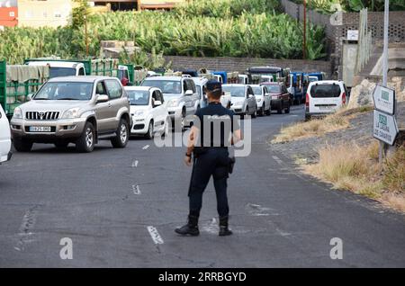 210922 -- LA PALMA SPAGNA, 22 settembre 2021 -- le persone con i loro veicoli aspettano di entrare in un rifugio temporaneo sull'isola di la Palma nelle Isole Canarie, Spagna, il 22 settembre 2021. L'eruzione del vulcano Cumbre Vieja dovrebbe durare tra 24 e 84 giorni, ha detto mercoledì l'Istituto di Vulcanologia delle Isole Canarie INVOLCAN. Foto di /Xinhua SPAIN-LA PALMA-VULCANO-ERUZIONE GustavoxValiente PUBLICATIONxNOTxINxCHN Foto Stock