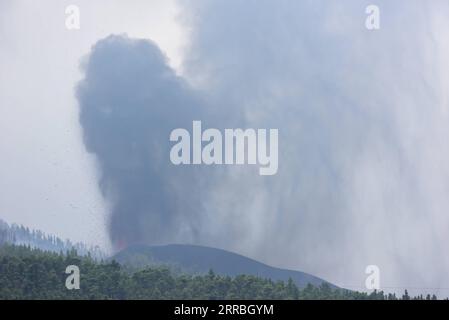 210922 -- LA PALMA SPAGNA, 22 settembre 2021 -- foto scattata il 21 settembre 2021 mostra l'eruzione del vulcano Cumbre Vieja sull'isola di la Palma nelle Isole Canarie, Spagna. L'eruzione del vulcano Cumbre Vieja dovrebbe durare tra 24 e 84 giorni, ha detto mercoledì l'Istituto di Vulcanologia delle Isole Canarie INVOLCAN. Foto di /Xinhua SPAIN-LA PALMA-VULCANO-ERUZIONE GustavoxValiente PUBLICATIONxNOTxINxCHN Foto Stock