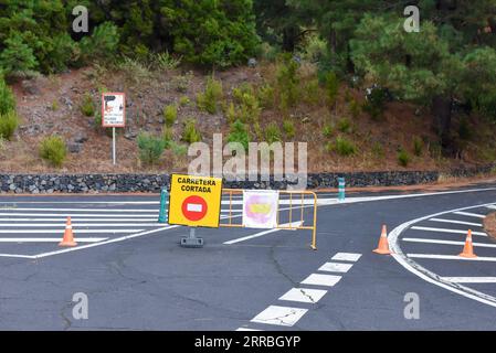 210922 -- LA PALMA SPAGNA, 22 settembre 2021 -- Una strada per il vulcano Cumbre Vieja è vista chiusa sull'isola di la Palma nelle Isole Canarie, Spagna, il 21 settembre 2021. L'eruzione del vulcano Cumbre Vieja dovrebbe durare tra 24 e 84 giorni, ha detto mercoledì l'Istituto di Vulcanologia delle Isole Canarie INVOLCAN. Foto di /Xinhua SPAIN-LA PALMA-VULCANO-ERUZIONE GustavoxValiente PUBLICATIONxNOTxINxCHN Foto Stock