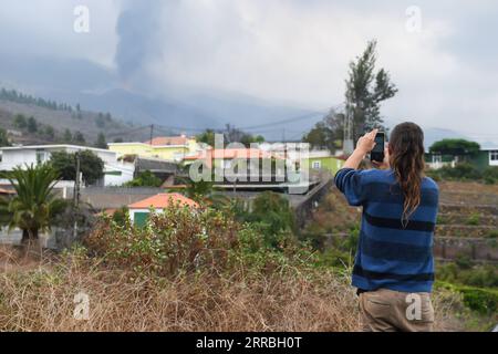 210922 -- LA PALMA SPAGNA, 22 settembre 2021 -- Un residente scatta foto dell'eruzione del vulcano Cumbre Vieja sull'isola di la Palma nelle Isole Canarie, Spagna, il 21 settembre 2021. L'eruzione del vulcano Cumbre Vieja dovrebbe durare tra 24 e 84 giorni, ha detto mercoledì l'Istituto di Vulcanologia delle Isole Canarie INVOLCAN. Foto di /Xinhua SPAIN-LA PALMA-VULCANO-ERUZIONE GustavoxValiente PUBLICATIONxNOTxINxCHN Foto Stock