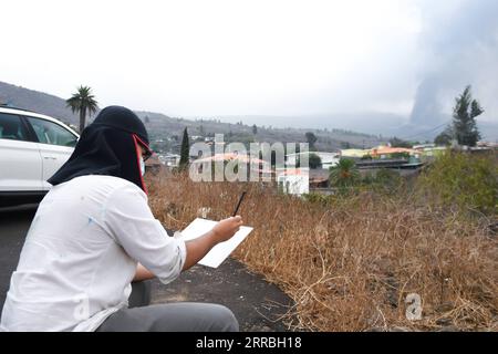 210922 -- LA PALMA SPAGNA, 22 settembre 2021 -- Un residente disegna una foto dell'eruzione del vulcano Cumbre Vieja sull'isola di la Palma nelle Isole Canarie, Spagna, il 21 settembre 2021. L'eruzione del vulcano Cumbre Vieja dovrebbe durare tra 24 e 84 giorni, ha detto mercoledì l'Istituto di Vulcanologia delle Isole Canarie INVOLCAN. Foto di /Xinhua SPAIN-LA PALMA-VULCANO-ERUZIONE GustavoxValiente PUBLICATIONxNOTxINxCHN Foto Stock