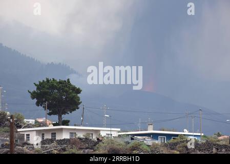 210922 -- LA PALMA SPAGNA, 22 settembre 2021 -- foto scattata il 21 settembre 2021 mostra l'eruzione del vulcano Cumbre Vieja sull'isola di la Palma nelle Isole Canarie, Spagna. L'eruzione del vulcano Cumbre Vieja dovrebbe durare tra 24 e 84 giorni, ha detto mercoledì l'Istituto di Vulcanologia delle Isole Canarie INVOLCAN. Foto di /Xinhua SPAIN-LA PALMA-VULCANO-ERUZIONE GustavoxValiente PUBLICATIONxNOTxINxCHN Foto Stock