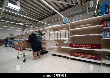 210923 -- MANCHESTER, 23 settembre 2021 -- Un cliente sceglie gli scaffali in un supermercato a Manchester, in Gran Bretagna, il 22 settembre 2021. Mercoledì il segretario britannico per l'ambiente George Eustice ha affermato che l'industria alimentare potrebbe affrontare un forte aumento dei prezzi del biossido di carbonio, anche se il governo ha raggiunto un accordo interinale con un importante produttore per riavviare la produzione di CO2. PER ANDARE AVANTI: L'industria alimentare del Regno Unito deve affrontare un forte aumento del prezzo della CO2: Foto ufficiale senior di /Xinhua BRITAIN-MANCHESTER-CO2 PRICE-FOOD INDUSTRY JonxSuper PUBLICATIONxNOTxINxCHN Foto Stock