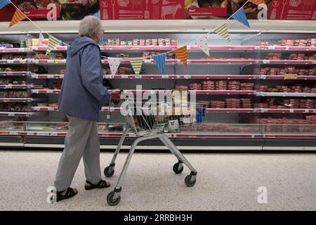 210923 -- MANCHESTER, 23 settembre 2021 -- gli spazi vuoti sono visibili sugli scaffali di un supermercato a Manchester, in Gran Bretagna, il 22 settembre 2021. Mercoledì il segretario britannico per l'ambiente George Eustice ha affermato che l'industria alimentare potrebbe affrontare un forte aumento dei prezzi del biossido di carbonio, anche se il governo ha raggiunto un accordo interinale con un importante produttore per riavviare la produzione di CO2. PER ANDARE AVANTI: L'industria alimentare del Regno Unito deve affrontare un forte aumento del prezzo della CO2: Foto ufficiale senior di /Xinhua BRITAIN-MANCHESTER-CO2 PRICE-FOOD INDUSTRY JonxSuper PUBLICATIONxNOTxINxCHN Foto Stock