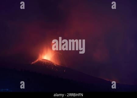 210924 -- LA PALMA, 24 settembre 2021 -- foto scattata il 23 settembre 2021, mostra la scena dell'eruzione vulcanica del vulcano Cumbre Vieja a la Palma, in Spagna. Mercoledì, l'Istituto di Vulcanologia delle Isole Canarie INVOLCAN ha stimato che l'eruzione potrebbe durare 24-84 giorni. Il vulcano attualmente emette tra le 6.140 e le 11.500 tonnellate di anidride solforosa SO2 ogni giorno. Anche se sei strade sull'isola sono state chiuse a causa dell'eruzione, l'aeroporto di la Palma rimane aperto con 48 voli programmati per giovedì. Tuttavia, la compagnia aerea Tui ha cancellato tutti i suoi voli per l'isola. SPAIN-LA PALMA-VOLCA Foto Stock