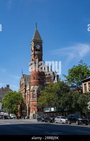 New York, USA - 22 luglio 2023: La Jefferson Market Branch della New York Public Library, sulla Second avenue, Manhattan, in una giornata di sole. Foto Stock